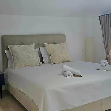 Ajdy Apartment *