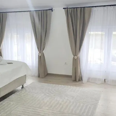 Ajdy Apartment *