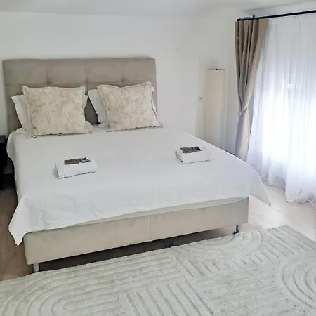 Ajdy Apartment *