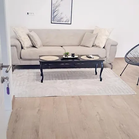 Ajdy Apartment *