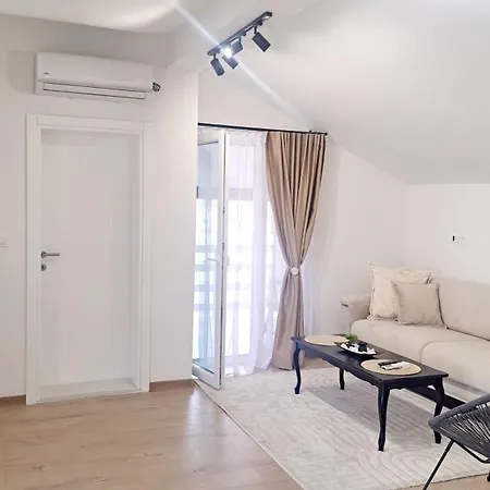 Ajdy Apartment *